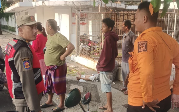 Thumbnail Lari-lari di Jalan Tunjungan, Bima Arya Gercep Bantu Ibu Dorong Gerobak Terserempet Mobil