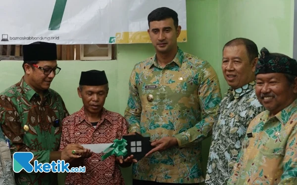 Thumbnail Wabup Ali Syakieb Serahkan Kunci Rumah Layak Huni dari Baznas Kab Bandung