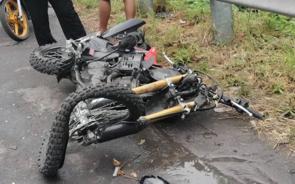 Thumbnail Berita - Hendak Menyalip, Truk Tabrak Motor Sebabkan Dua Orang Tewas di Driyorejo