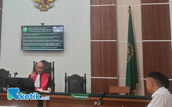 Thumbnail Jadi Tersangka Penggelapan Rp1 Miliar, Mitra Sales Pabrik Sepatu Ajukan Praperadilan di PN Surabaya