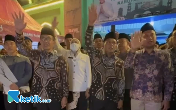 Thumbnail Berita - Lepas Keberangkatan  Jemaah Haji, Bupati Pamekasan: Jaga Kesehatan