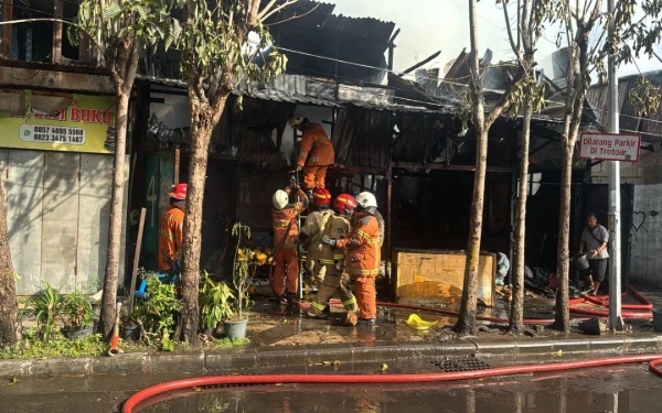 Thumbnail Diduga Korsleting Listrik, 5 Kios dan 2 Rumah di Jalan Semarang Hangus Terbakar