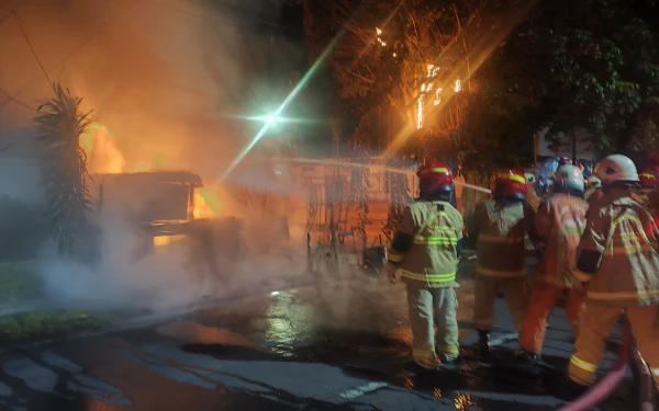 Thumbnail Bengkel Oli Hangus Terbakar di Jalan Arjuno Surabaya, Warga Panik karena Muncul Ledakan