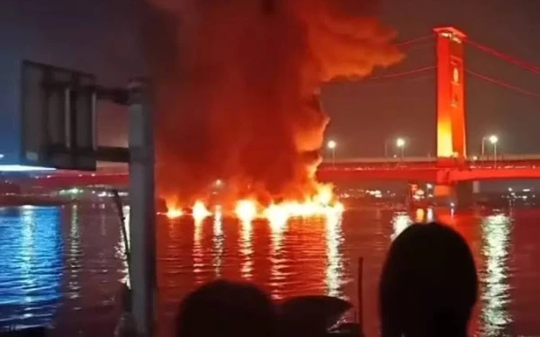 Thumbnail Ledakan Hebat Hancurkan Jukung Pembawa Sembako di Sungai Musi Palembang, Tujuh Awak Kapal Selamat