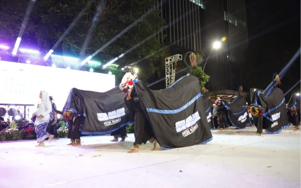 Thumbnail Bantengan Putra Mandala Kota Malang Sukses Tampil Hibur Wali Kota Se-Indonesia di Surabaya