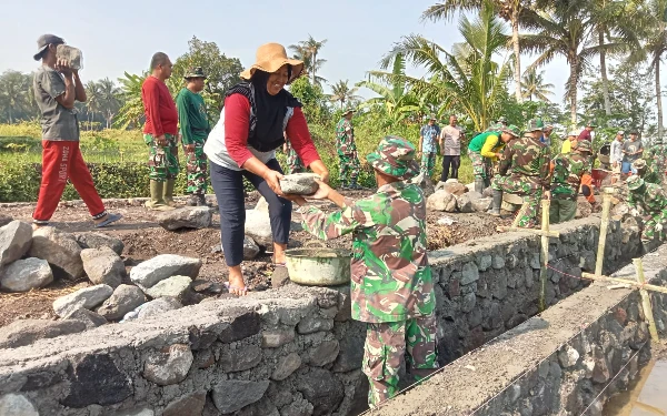 Thumbnail Berita - TMMD Reguler ke-124 Kodim 0732/Sleman: Emak-emak Turut Terlibat dalam Pembangunan Fisik