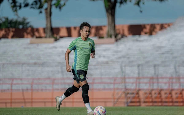 Thumbnail Lawan Semen Padang, Pelatih Persebaya Paul Munster Siap Mainkan M Hidayat