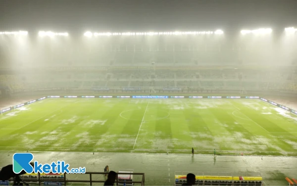 Thumbnail Hujan Deras di Stadion GBT, Laga Persebaya vs Semen Padang Ditunda