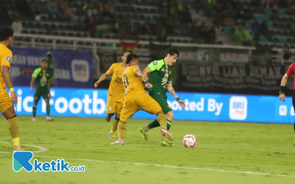 Thumbnail Gagal Raih 3 Poin di Kandang, Uston Nawawi Tetap Puji Pemain Persebaya