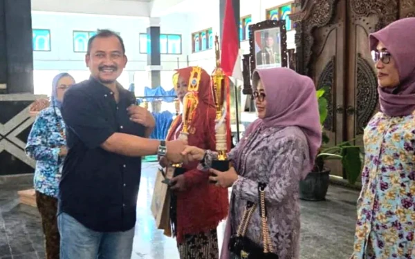 Thumbnail Berita - Parade Busana Kebaya Meriahkan Hari Kartini 2025 di Pemalang