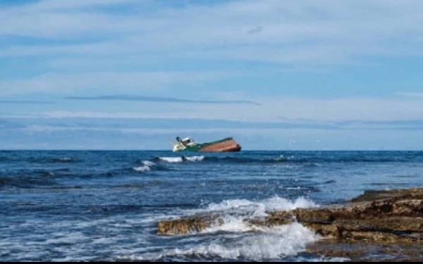 Thumbnail Berita - Kapal Wisata Tenggelam Usai dari Pulau Tikus Bengkulu, 7 Orang Tewas
