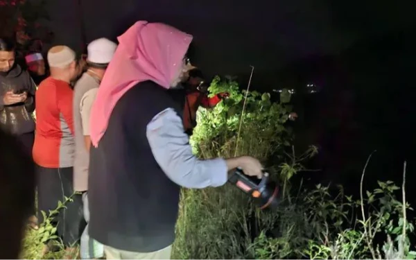 Thumbnail Berita - Banjir Ancam Warga Bondeli Lumajang, Bunda Indah Turun Langsung ke Lokasi