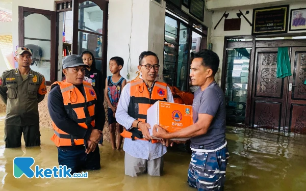 Thumbnail Berita - Kunjungi Korban Banjir, Bupati Pamekasan Janjikan Solusi Tuntas dari Hulu ke Hilir Sungai