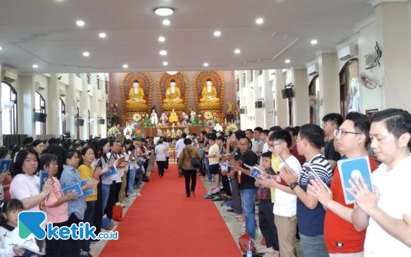 Thumbnail Ribuan Umat Buddha Padati Wihara Dharmakirti Palembang, Rayakan Tri Suci Waisak dengan Khidmat dan Semangat Kebersamaan