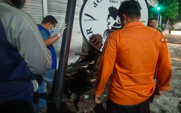 Thumbnail Maut di Jalan Gresik, Pemuda Surabaya Tewas Tabrak Tiang