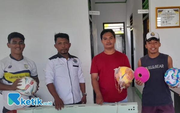 Thumbnail Pemdes Kupal Halmahera Selatan Serahkan Alat Prasarana Penunjang Olahraga ke Pemuda Desa