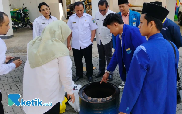 Thumbnail PMII Pacitan Kenalkan Alat Pembakaran Sampah Minim Asap ke DLH
