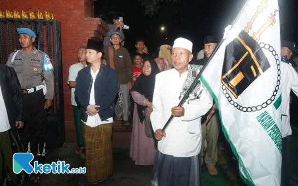 Thumbnail Berita - 98 JCH Asal Trenggalek Diberangkatkan,  Ada Wabup Syah Bersama Istri