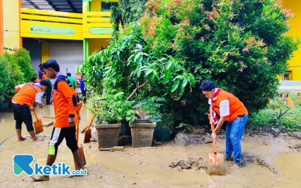 Thumbnail Berita - Brigade Penolong 13.29 Pramuka Sumenep Tanggap Bencana, Bantu Penanggulangan Banjir di Pondok Pesantren Al-Amin