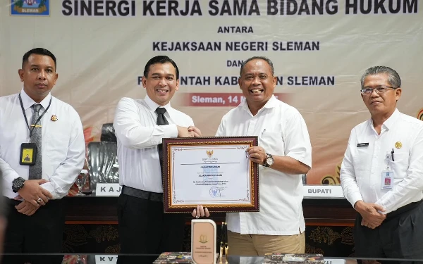 Thumbnail Berita - Bupati Sleman dan Kajari Sleman Tandatangani MoU, Perkuat Kolaborasi dan Sinergi Bidang Hukum