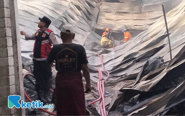 Thumbnail Berita - Kebakaran Gudang Spon di Jombang, Pengingat Pentingnya Instalasi Listrik Aman