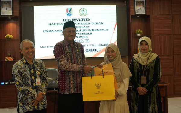 Thumbnail Berita - Raih Juara 2 Akademi Sahur Indonesia, Siti Nur dapat Penghargaan dari Wabup Tuban