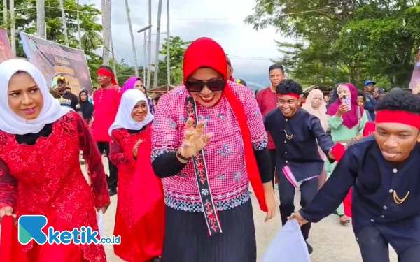 Thumbnail Berita - Hadiri HUT Pattimura, Ketua GOW Raja Ampat Ikut Menari Lalayon Saat Penjemputan