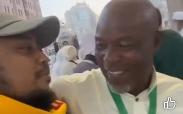 Thumbnail Berita - Viral dan Lucu, Pria asal Jember Ngobrol dengan Orang Nigeria Pakai Bahasa Madura Saat Haji