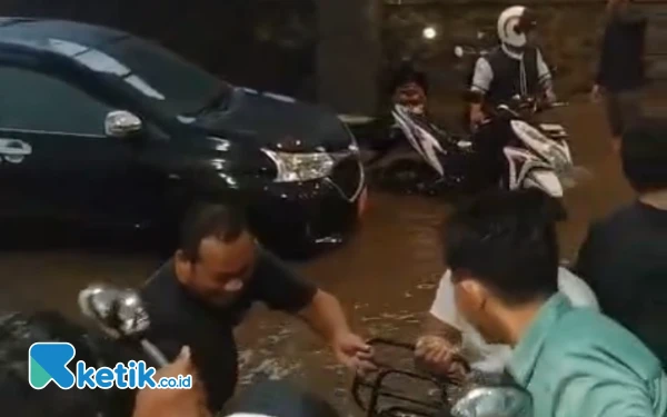 Thumbnail Hujan Deras Tiga Jam, Parkiran Perpustakaan Nasional Bung Karno Terendam Banjir