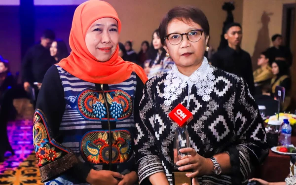 Thumbnail Khofifah Terima Penghargaan" Leading Women Awards 2025" dari CNN Indonesia