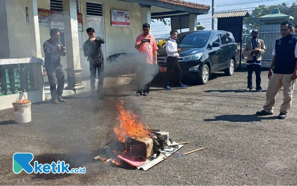 Thumbnail Berita - Stasiun PSDKP Cilacap Musnahkan 4 Alat Setrum Ikan Demi Pelestarian Ekosistem Laut
