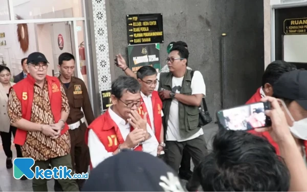 Thumbnail Berkas Perkara Lengkap, Kejati Sumsel Limpahkan Mantan Gubernur Bengkulu dan 4 Tersangka Korupsi Lahan Sawit ke JPU