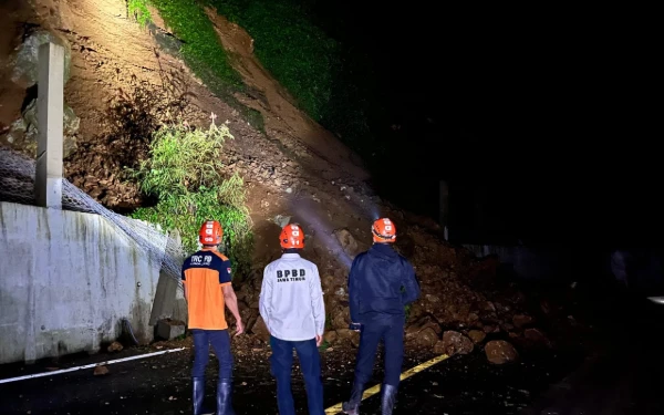 Thumbnail Berita - Tetap Waspada, Jalur Piket Nol Lumajang Longsor, BPBD: Kendaraan Roda 2 dan 6 Masih Bisa Lewat