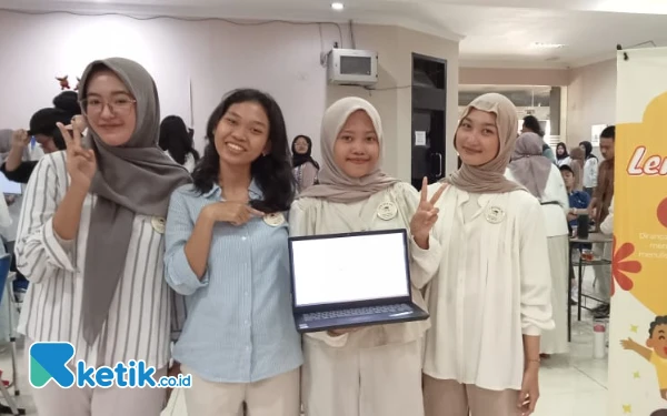 Thumbnail Gandeng Komunitas Wepose, 6 Mahasiswi Unesa Tingkatkan Literasi Anak-anak Pinggir Rel Surabaya
