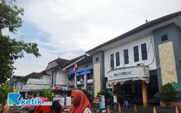 Thumbnail Pasien Rawat Inap Dirawat di Depan Kamar Mandi, Keluarga Kritik Pelayanan RSUD dr. Mohammad Zyn Sampang