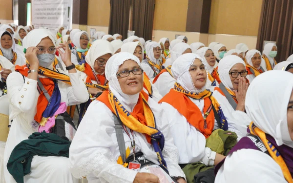 Thumbnail Jemaah Calon Haji Gelombang Kedua Langsung Kenakan Ihrom dari Surabaya, Miqat di Atas Pesawat