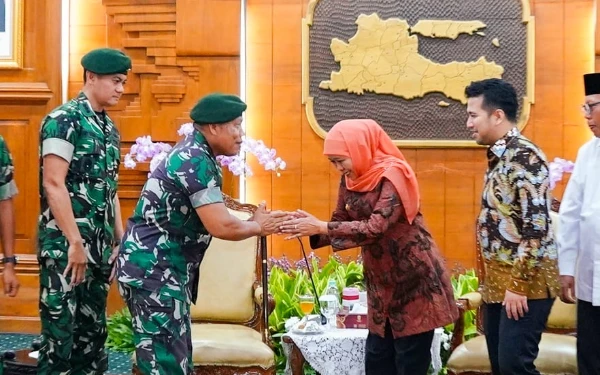 Thumbnail Rampungkan Renovasi 18 Rumah Prajurit Divif 2 Kostrad Malang, Gubernur Khofifah: Bentuk Sinergisitas Pemprov Jatim-TNI