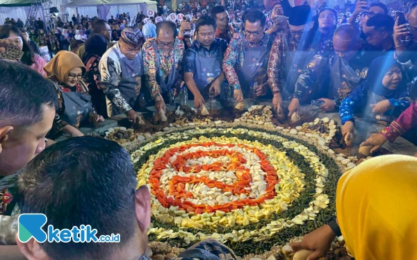 Thumbnail The Legend of THR, Festival Rujak Uleg 2025 Hidupkan Kenangan Surabaya Tempo Dulu