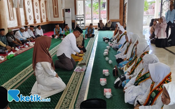 Thumbnail Berita - Tradisi Peusijuk Warnai Pelepasan 21 Jemaah Calon Haji Simeulue