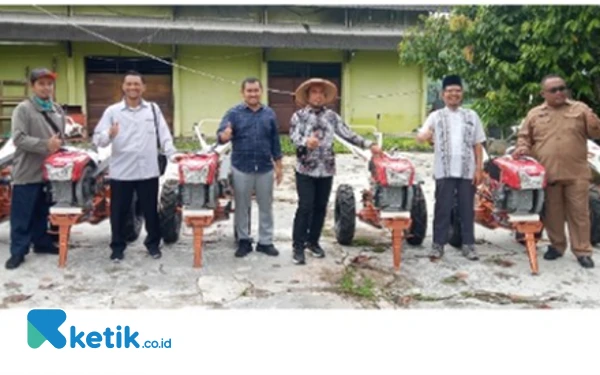 Thumbnail Berita - Anggota DPR RI Riyono Serahkan Bantuan Alsintan ke Kelompok Tani Trenggalek