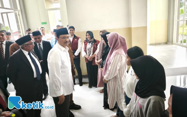 Thumbnail Beri Gambaran Sekolah Rakyat, Gus Ipul Ajak Calon Siswa ke IIBS Al Hikmah Batu