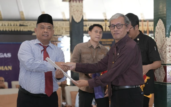 Thumbnail Berita - Serahkan 232 SK Pensiun, Bupati Sleman Berharap Para Purna Tugas Tetap Berkarya di Lingkungannya