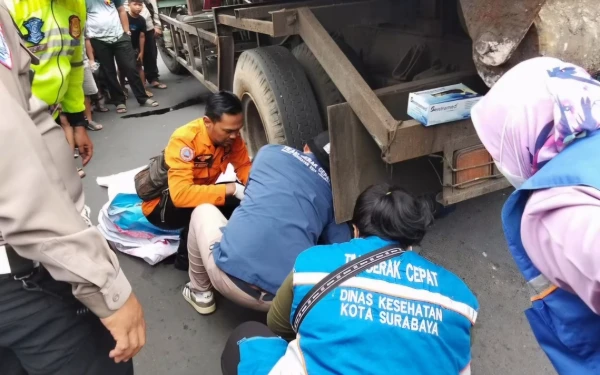 Thumbnail Pemotor Wanita Tewas Terlindas Truk Sampah di Depan BG Junction Surabaya