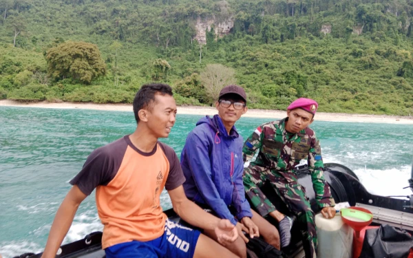 Thumbnail Berita - Dua Pemuda Nekat Lompat dari Kapal dan Terdampar di Pulau Nusa Barung Jember, Diselamatkan Prajurit Marinir TNI AL