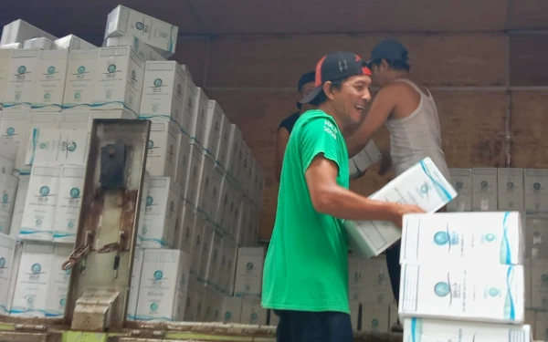 Thumbnail 15 Ribu Liter Zamzam Tiba di Asrama Haji, Setiap Jemaah Dapat 5 Liter