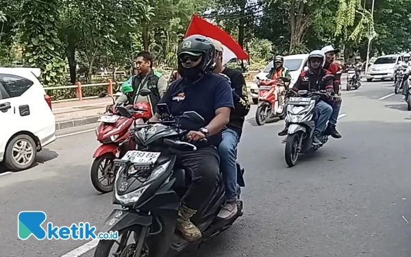 Thumbnail Ribuan Ojol Geruduk Surabaya, Tolak Kenaikan Pajak Aplikasi dan Desak Pemerintah Bertindak