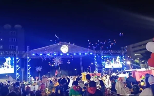 Thumbnail Komunitas Nol Sampah Kritik Keras soal Pelepasan Balon di Festival Rujak Uleg 2025