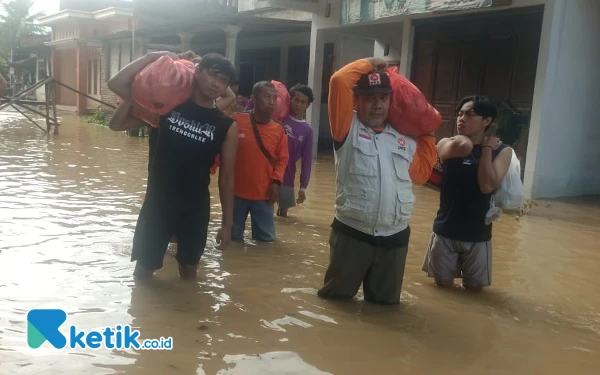 Thumbnail Berita - Peduli Bencana Banjir, PKS Trenggalek Bantu Warga Terdampak