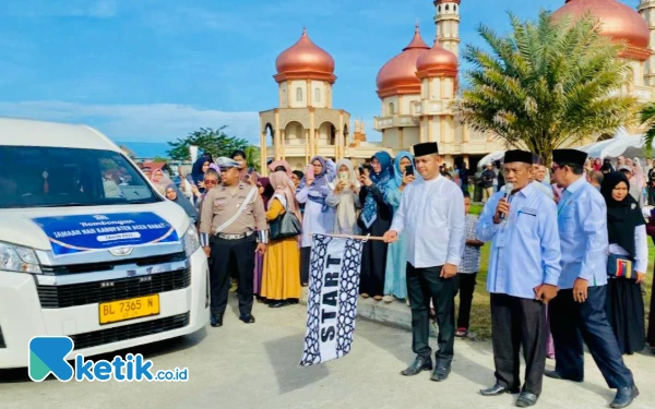 Thumbnail Berita - Suasana Haru Iringi Keberangkatan 175 Jemaah Calon Haji Aceh Barat