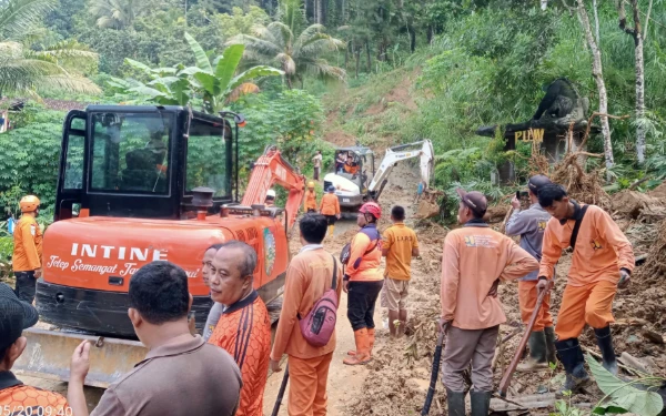 Thumbnail Respon Cepat Longsor Trenggalek, Tim Gabungan Bersihkan Material Penutup Jalan